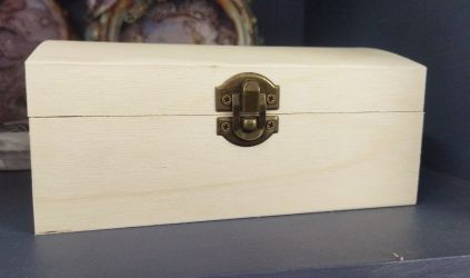 cutie din lemn aprox L12cm x l 7cm x h4.8cm.
