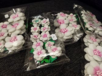 Flori din foamiran alb cu roz