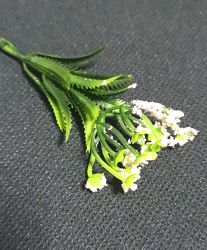 Verdeata cu bobite si flori din plastic