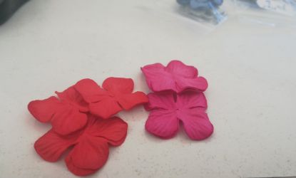 Set de 10 petale din hartie 25mm: magenta-rosu