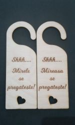 Set de 2 etichete de usa din lemn gravat - shh Mire si Mireasa