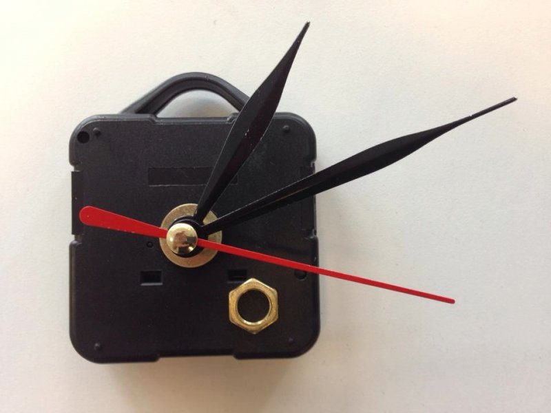 Mecanism de ceas cu agatator stil modern